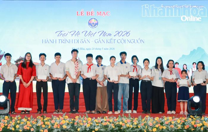 Thành viên Trại hè Việt Nam 2026 tặng học bổng cho học sinh, sinh viên ở tỉnh Khánh Hòa.