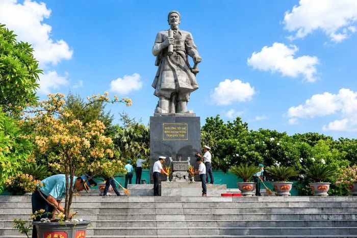 Cán bộ, chiến sĩ, Nhân dân đảo Song Tử Tây vệ sinh, chỉnh trang khuôn viên tượng đài Hưng Đạo Đại vương Trần Quốc Tuấn.