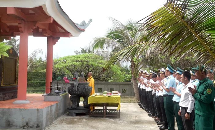 Cán bộ, chiến sĩ, Nhân dân đảo Song Tử Tây dâng hương tại bia tưởng niệm các anh hùng, liệt sĩ tại chùa Song Tử Tây.