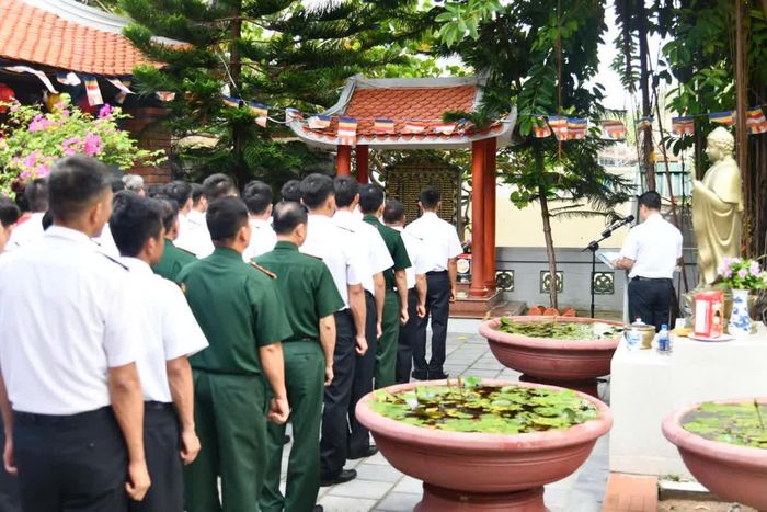 Cán bộ, chiến sĩ, Nhân dân đảo Sinh Tồn dâng hương tại bia tưởng niệm các anh hùng liệt sĩ.