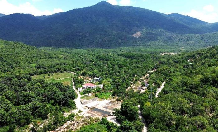 Toàn cảnh đập dâng Vinh Huề (thôn Vinh Huề, xã Vạn Ninh) thuộc khu vực triển khai Dự án hồ Đồng Điền.