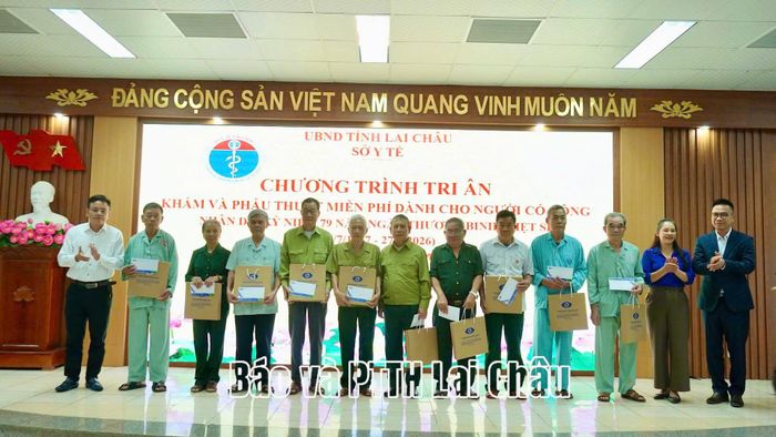 Lãnh đạo các sở, ngành tỉnh và nhà tài trợ trao quà cho người có công.