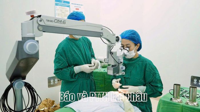 Bác sĩ Bệnh viện Đa khoa tỉnh phẫu thuật mắt miễn phí cho người có công.