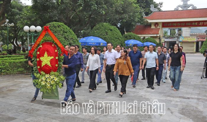 Đoàn đại biểu Báo và Phát thanh, Truyền hình Lai Châu dâng vòng hoa viếng Nghĩa trang Liệt sĩ tỉnh.