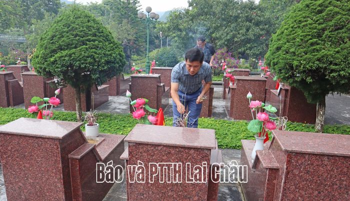 Viên chức, người lao động Báo và Phát thanh, Truyền hình Lai Châu thắp hương tại phần mộ liệt sĩ.