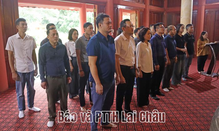 Đoàn đại biểu Báo và Phát thanh, Truyền hình Lai Châu dâng hoa, dâng hương tại Phòng thờ Chủ tịch Hồ Chí Minh.