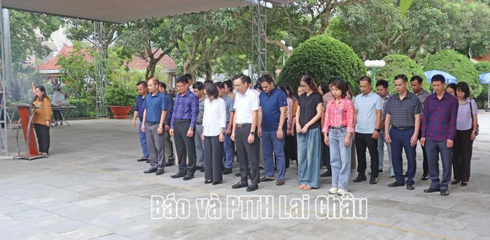 Đoàn đại biểu Báo và Phát thanh, Truyền hình Lai Châu dành một phút mặc niệm tưởng nhớ công lao của các Anh hùng liệt sĩ.