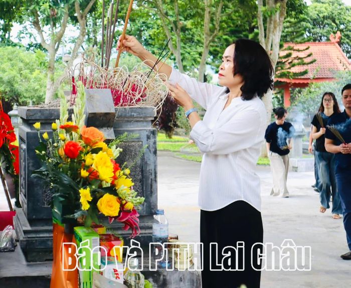 Đồng chí Đào Bích Vân - Giám đốc Báo và Phát thanh, Truyền hình Lai Châu dâng hương tại Nghĩa trang Liệt sĩ tỉnh.
