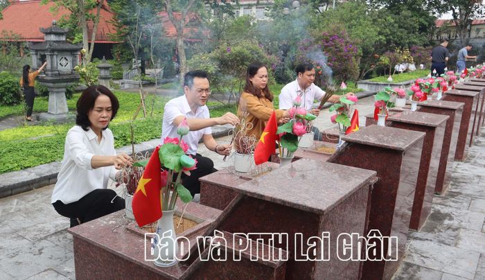 Lãnh đạo Báo và Phát thanh, Truyền hình Lai Châu thắp hương tri ân các Anh hùng liệt sĩ.