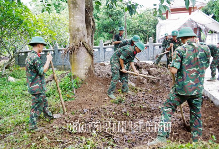 Cán bộ, chiến sĩ Bộ CHQS Lai Châu tiến hành khai quật hài cốt liệt sĩ tại Nghĩa trang Liệt sĩ Tam Đường (xã Bình Lư).