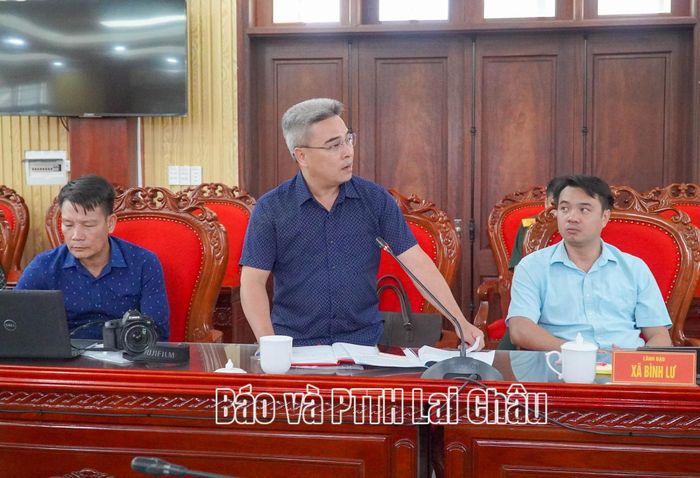 Phóng viên Đài Tiếng nói Việt Nam đặt câu hỏi tại họp báo.