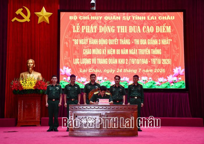 Đại diện các cơ quan, đơn vị ký kết giao ước thi đua.