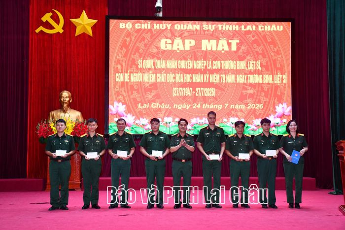 Đại tá Triệu Kim Thắng - Chính ủy Bộ CHQS tỉnh tặng quà sĩ quan, quân nhân chuyên nghiệp là con thương binh, liệt sĩ, người nhiễm chất độc hóa học.