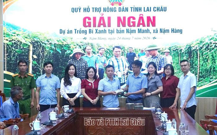 Các hội viên nông dân tham gia dự án nhận tiền giải ngân tại chương trình.