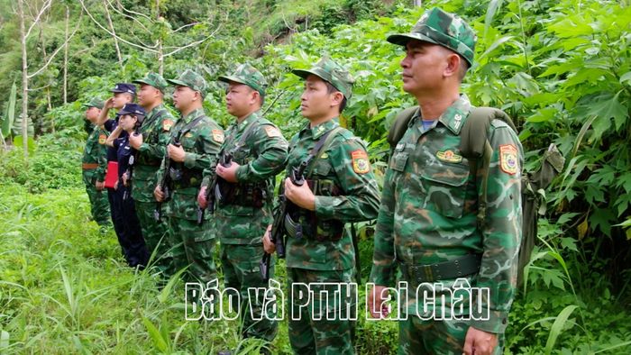 Lực lượng biên phòng hai bên tuần tra tại khu vực hàng rào giáp ranh giữa 2 nước. 