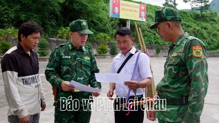 Lực lượng biên phòng Lai Châu phát tờ rơi tuyên truyền pháp luật cho cư dân khu vực biên giới.