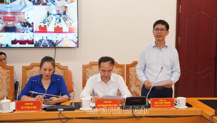 Đồng chí Bùi Tiến Thanh - Giám đốc Sở Y tế báo cáo tại hội nghị.