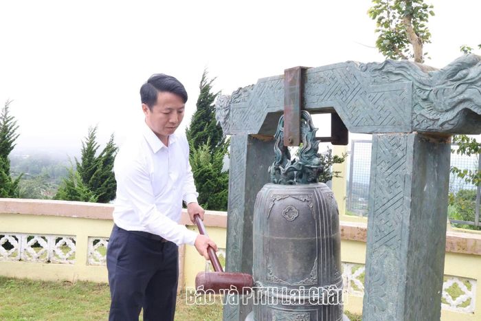 Đoàn công tác dâng hương tại Nhà bia ghi tên các Anh hùng liệt sĩ xã Dào San.