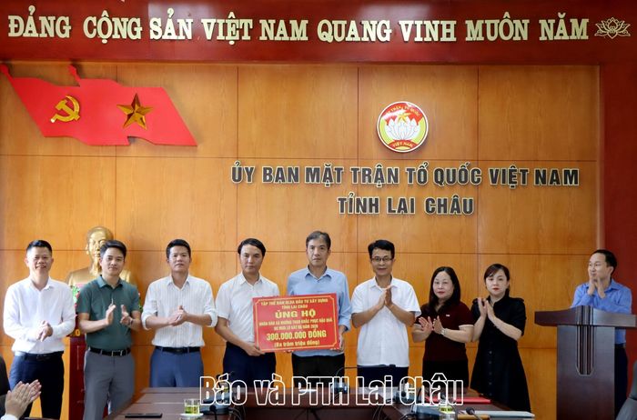 Ban Quản lý dự án đầu tư xây dựng tỉnh trao 300 triệu đồng cho đại diện Ủy ban MTTQ Việt Nam tỉnh.