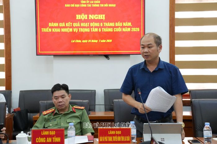 Đồng chí Dư Khánh Kiên – Phó Giám đốc Báo và Phát thanh, Truyền hình Lai Châu tham luận tại hội nghị. 