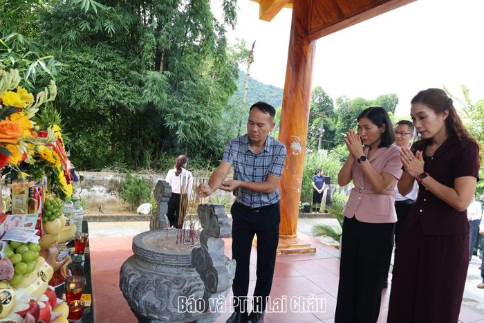 Đoàn công tác cùng lãnh đạo xã Khổng Lào dâng hương tại Nhà bia ghi tên các Anh hùng liệt sĩ xã Khổng Lào.