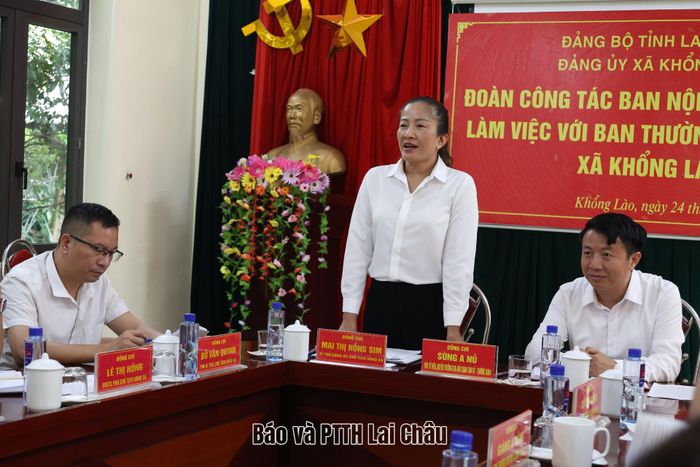 Đồng chí Mai Thị Hồng Sim - Bí thư Đảng ủy, Chủ tịch HĐND xã Khổng Lào phát biểu tại buổi làm việc.