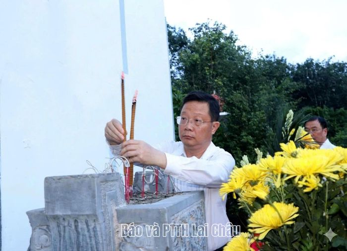 Đồng chí Nguyễn Ngọc Vinh - Phó Bí thư Tỉnh ủy, Chủ tịch Ủy ban MTTQ Việt Nam tỉnh thắp hương tưởng niệm tại Nghĩa trang Liệt sĩ Thanh niên xung phong xã Lê Lợi.