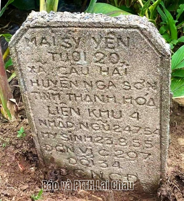 Tấm bia duy nhất trong số 7 ụ đất nghi là ngôi mộ có ghi rõ thông tin liệt sĩ Mai Sỹ Yên.