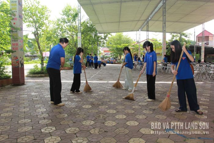 Đoàn viên, thanh niên tham gia vệ sinh môi trường