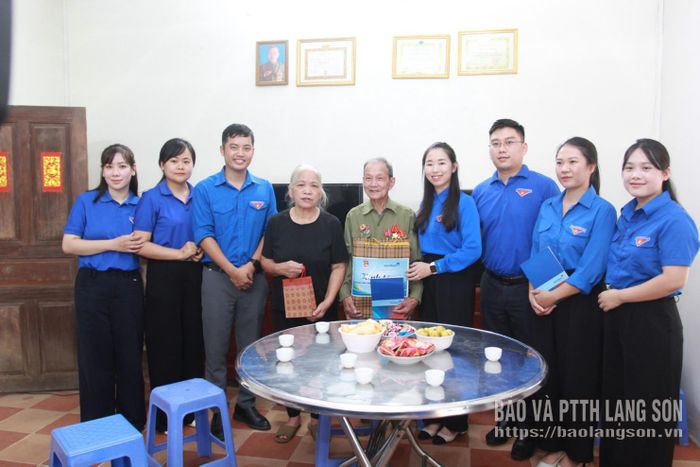 Đoàn viên, thanh niên thăm, tặng quà gia đình thương binh 