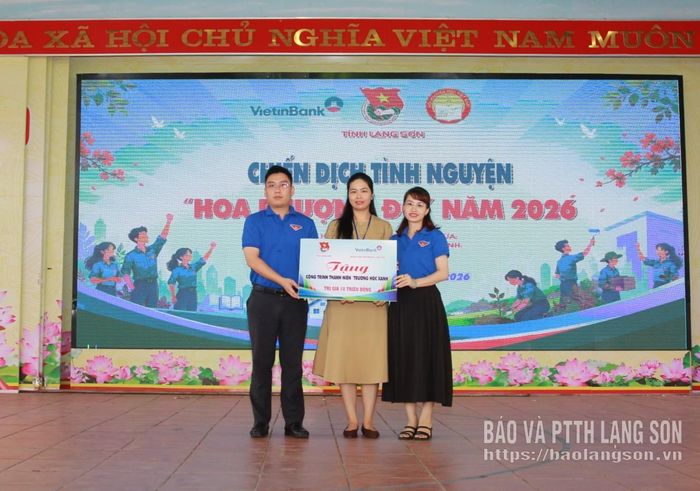 Ban Tổ chức trao tặng Công trình thanh niên cho lãnh đạo Trường THPT Cao Lộc