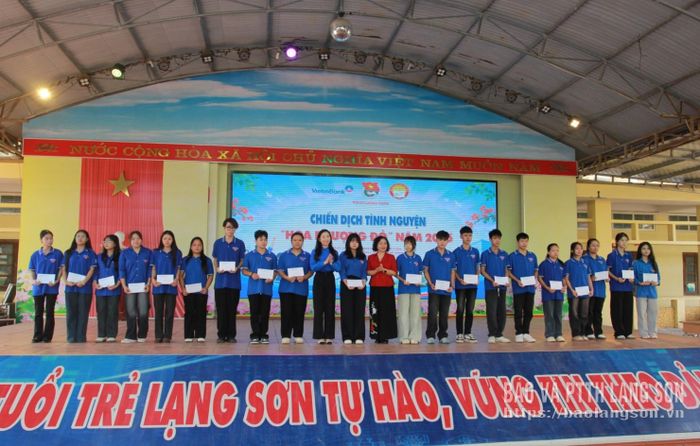  Ban Tổ chức trao học bổng cho học sinh trên địa bàn phường