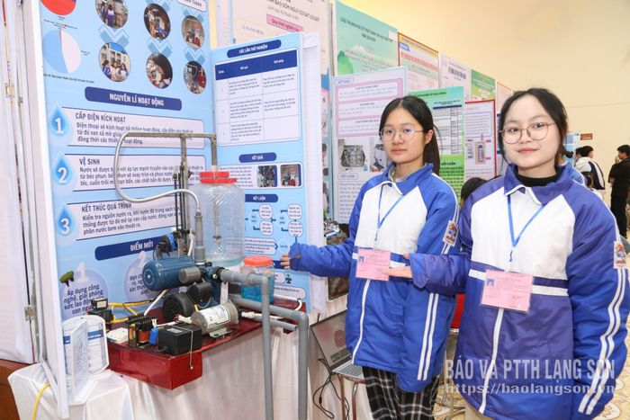 Các em học sinh Trường THPT Hữu Lũng thuyết trình giới thiệu về sản phẩm dự án tham dự tại cuộc thi Khoa học kỹ thuật cấp tỉnh