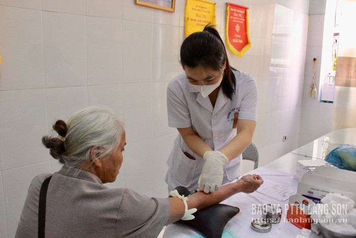 Cán bộ Trung tâm Y tế khu vực Cao Lộc lấy máu xét nghiệm cho người cao tuổi