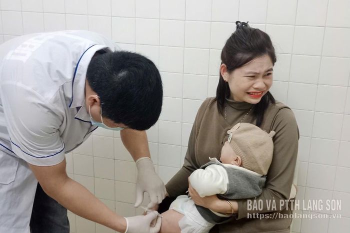 Cán bộ Trạm Y tế phường Lương Văn Tri tiêm vắc xin phòng bệnh cho trẻ