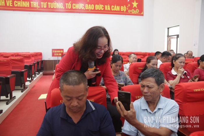 Báo cáo viên hướng dẫn người dân ứng dụng thương mại điện tử