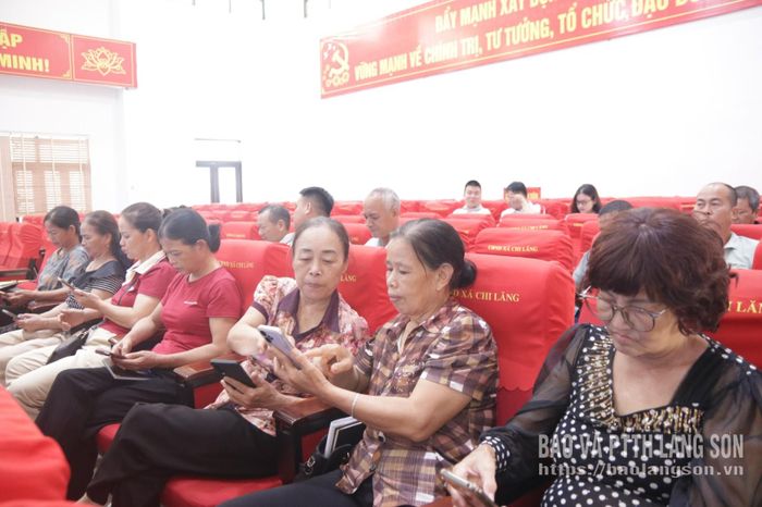 Người dân tham gia cài đặt ứng dụng kinh doanh trên nền tảng thương mại điện tử tại lớp tập huấn
