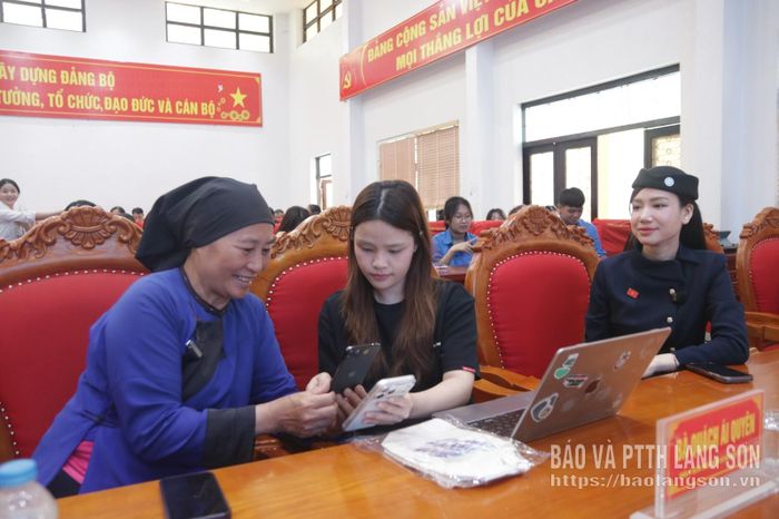 Nhà sáng tạo nội dung trao đổi kinh nghiệm tại lớp tập huấn