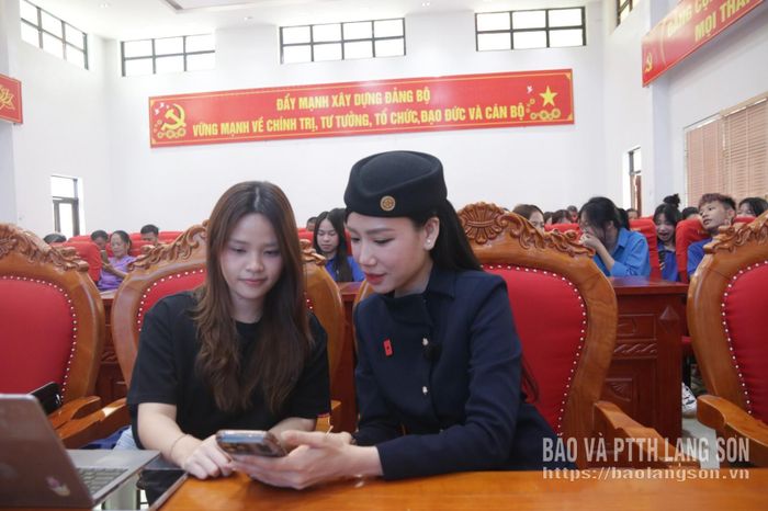 Nhà sáng tạo nội dung trao đổi kiến thức về TikTok Shop