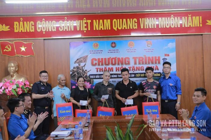 Đại diện Đoàn Thanh niên Hải quan Khu vực VI và Đoàn cơ sở Thuế tỉnh Lạng Sơn trao quà cho các gia đình chính sách, cựu chiến binh, cựu thanh niên xung phong và người có công với cách mạng trên địa bàn xã Mẫu Sơn