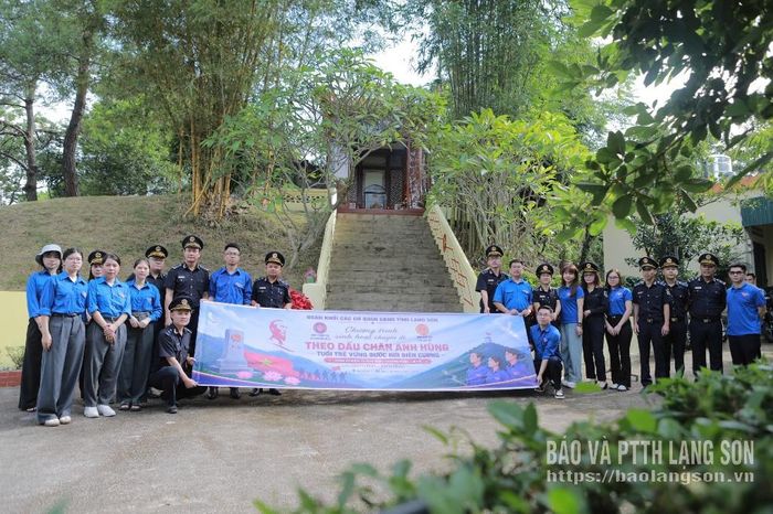 Các đơn vị chụp ảnh lưu niệm tại Điểm cao 424, xã Mẫu Sơn