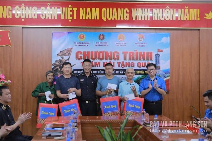 Đại diện Chi hội Cựu chiến binh Hải quan Khu vực VI và Đoàn Khối các cơ quan UBND tỉnh trao quà cho các gia đình chính sách, cựu chiến binh, cựu thanh niên xung phong và người có công với cách mạng trên địa bàn xã Mẫu Sơn
