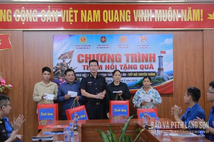 Lãnh đạo Hải quan Khu vực VI trao quà cho các gia đình chính sách, cựu chiến binh, cựu thanh niên xung phong và người có công với cách mạng trên địa bàn xã Mẫu Sơn