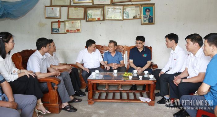 Đoàn công tác thăm gia đình thương binh Vy Thế Quyên, thôn Bản Vàng, xã Ba Sơn