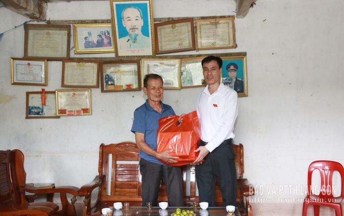 Lãnh đạo UBND xã Ba Sơn tặng quà thương binh Vy Thế Quyên