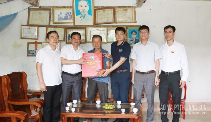 Đoàn công tác tặng quà thương binh Vy Thế Quyên