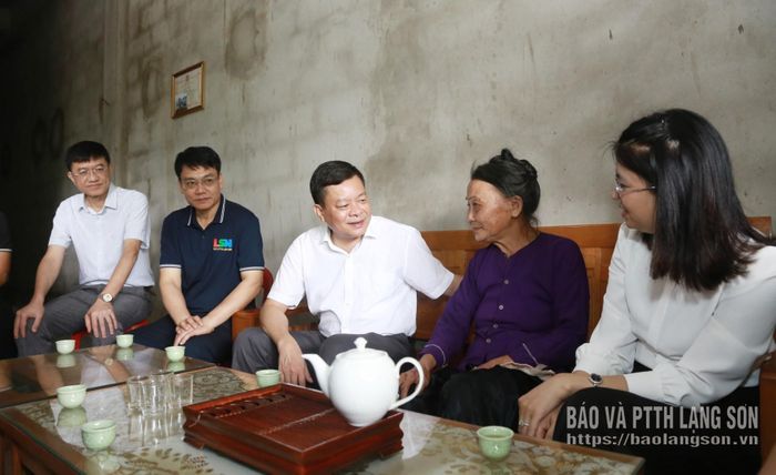 Đoàn công tác hỏi thăm sức khỏe, đời sống gia đình bà Lộc Thị Thiết, vợ liệt sĩ, ở thôn Nà Xia, xã Ba Sơn