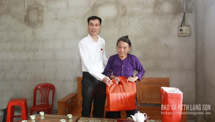 Lãnh đạo UBND xã Ba Sơn tặng quà bà Lộc Thị Thiết