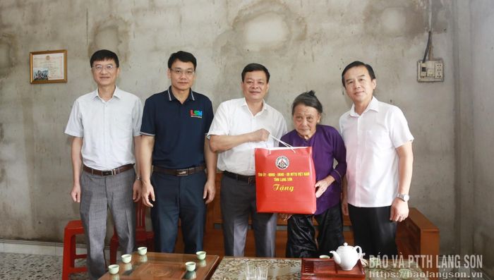 Đoàn công tác tặng quà bà Lộc Thị Thiết