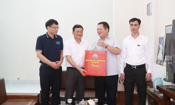 Đoàn công tác tặng quà gia đình thương binh Hoàng Văn Chung, thôn Cao Lâu, xã Ba Sơn